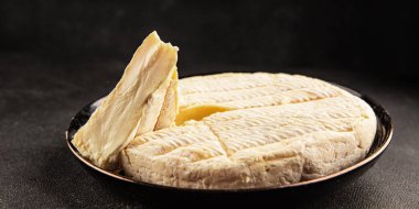 Peynirli peynirli Camembert, Brie, veya Coulommiers peynirli çerezli lezzetli gurme yemek arkaplanı masa rustik gıda üst görünümü fotokopi uzay pazarlama konsepti fotoğrafı