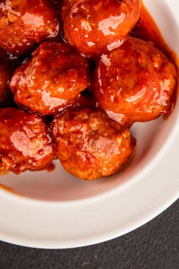 Köfte soslu et, domuz eti, tavuk ve hindi eti ana yemek lezzetli çerezler lezzetli gurme yemek arkaplan masa üzerinde rustik gıda üst görünümü fotokopi alanı