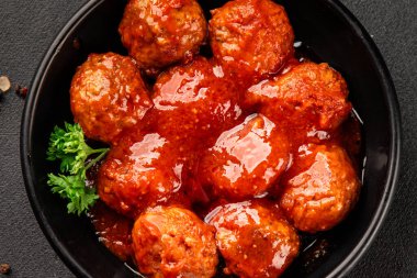 Köfte soslu et, domuz eti, tavuk ve hindi eti ana yemek lezzetli çerezler lezzetli gurme yemek arkaplan masa üzerinde rustik gıda üst görünümü fotokopi alanı