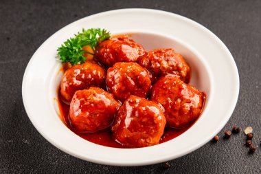 Köfte soslu et, domuz eti, tavuk ve hindi eti ana yemek lezzetli çerezler lezzetli gurme yemek arkaplan masa üzerinde rustik gıda üst görünümü fotokopi alanı