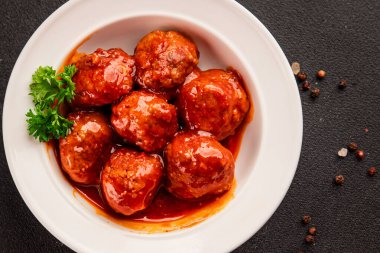 Köfte soslu et, domuz eti, tavuk ve hindi eti ana yemek lezzetli çerezler lezzetli gurme yemek arkaplan masa üzerinde rustik gıda üst görünümü fotokopi alanı