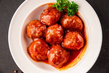 Köfte soslu et, domuz eti, tavuk ve hindi eti ana yemek lezzetli çerezler lezzetli gurme yemek arkaplan masa üzerinde rustik gıda üst görünümü fotokopi alanı