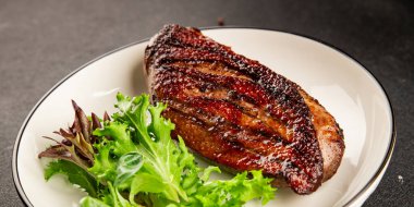 Ördek göğsü kızartılmış kümes hayvanları ana yemek lezzetli aperatif taze gurme yemek arkaplan masa üzerinde rustik gıda üst görünüm fotokopi uzay pazarlama konsepti fotoğraf