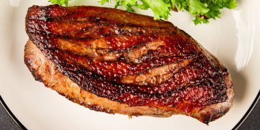 Ördek göğsü kızartılmış kümes hayvanları ana yemek lezzetli aperatif taze gurme yemek arkaplan masa üzerinde rustik gıda üst görünüm fotokopi uzay pazarlama konsepti fotoğraf