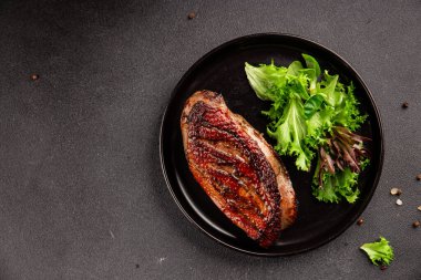 Ördek göğsü kızartılmış kümes hayvanları ana yemek lezzetli aperatif taze gurme yemek arkaplan masa üzerinde rustik gıda üst görünüm fotokopi uzay pazarlama konsepti fotoğraf