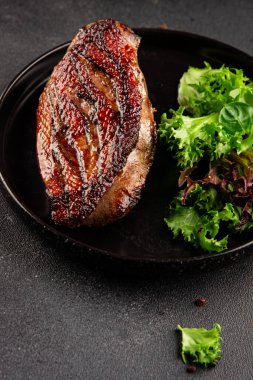 Ördek göğsü kızartılmış kümes hayvanları ana yemek lezzetli aperatif taze gurme yemek arkaplan masa üzerinde rustik gıda üst görünüm fotokopi uzay pazarlama konsepti fotoğraf