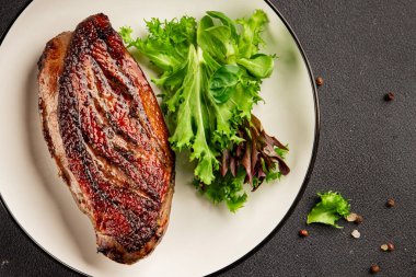 Ördek göğsü kızartılmış kümes hayvanları ana yemek lezzetli aperatif taze gurme yemek arkaplan masa üzerinde rustik gıda üst görünüm fotokopi uzay pazarlama konsepti fotoğraf