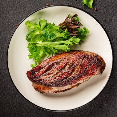 Ördek göğsü kızartılmış kümes hayvanları ana yemek lezzetli aperatif taze gurme yemek arkaplan masa üzerinde rustik gıda üst görünüm fotokopi uzay pazarlama konsepti fotoğraf