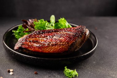 Ördek göğsü kızartılmış kümes hayvanları ana yemek lezzetli aperatif taze gurme yemek arkaplan masa üzerinde rustik gıda üst görünüm fotokopi uzay pazarlama konsepti fotoğraf