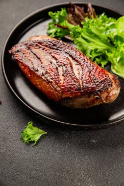 Ördek göğsü kızartılmış kümes hayvanları ana yemek lezzetli aperatif taze gurme yemek arkaplan masa üzerinde rustik gıda üst görünüm fotokopi uzay pazarlama konsepti fotoğraf