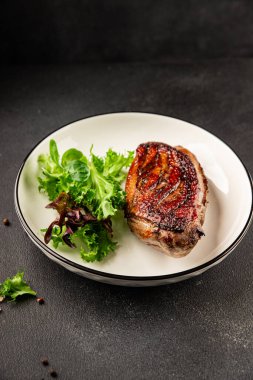 Ördek göğsü kızartılmış kümes hayvanları ana yemek lezzetli aperatif taze gurme yemek arkaplan masa üzerinde rustik gıda üst görünüm fotokopi uzay pazarlama konsepti fotoğraf