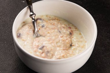 Yoğurtlu yulaf ezmesi ve kurutulmuş böğürtlen. Lezzetli çerez. Yemek arkaplanı.