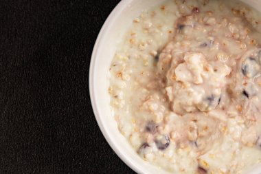 Yoğurtlu yulaf ezmesi ve kurutulmuş böğürtlen. Lezzetli çerez. Yemek arkaplanı.