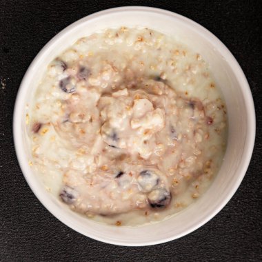 Yoğurtlu yulaf ezmesi ve kurutulmuş böğürtlen. Lezzetli çerez. Yemek arkaplanı.