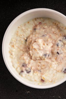 Yoğurtlu yulaf ezmesi ve kurutulmuş böğürtlen. Lezzetli çerez. Yemek arkaplanı.