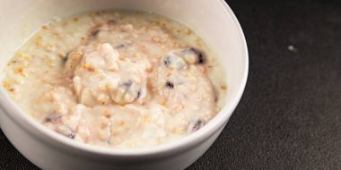 Yoğurtlu yulaf ezmesi ve kurutulmuş böğürtlen. Lezzetli çerez. Yemek arkaplanı.