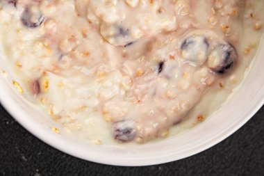 Yoğurtlu yulaf ezmesi ve kurutulmuş böğürtlen. Lezzetli çerez. Yemek arkaplanı.