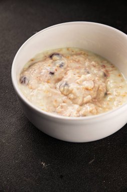 Yoğurtlu yulaf ezmesi ve kurutulmuş böğürtlen. Lezzetli çerez. Yemek arkaplanı.