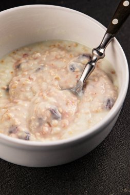 Yoğurtlu yulaf ezmesi ve kurutulmuş böğürtlen. Lezzetli çerez. Yemek arkaplanı.