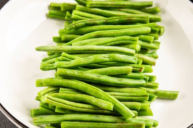 Taze taze fasulye taze sebze fasulyesi sağlıklı yemek aperatifi taze lezzetli gurme masası yemek arkaplanı hazırlıyor rustik üst görünüm fotokopi alanı keto ve paleo diyet vejetaryen ve vejetaryen yemekleri.