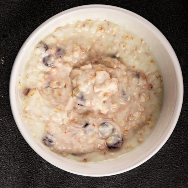 Yoğurtlu yulaf ezmesi ve kurutulmuş böğürtlen. Lezzetli çerez. Yemek arkaplanı.