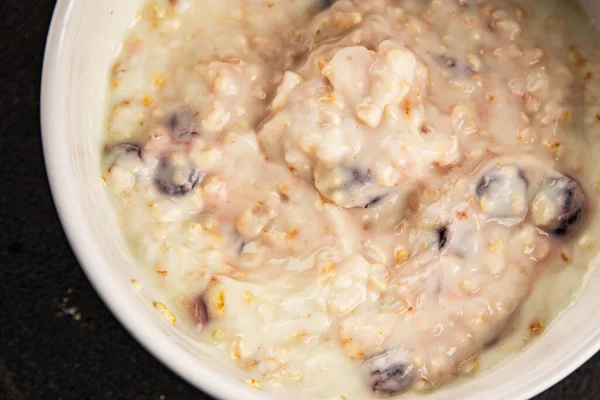 Yoğurtlu yulaf ezmesi ve kurutulmuş böğürtlen. Lezzetli çerez. Yemek arkaplanı.