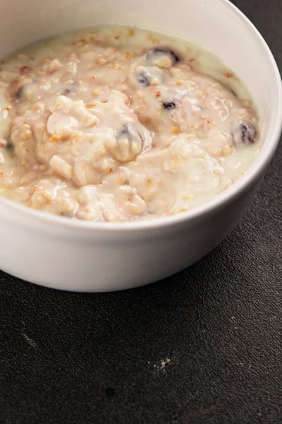 Yoğurtlu yulaf ezmesi ve kurutulmuş böğürtlen. Lezzetli çerez. Yemek arkaplanı.