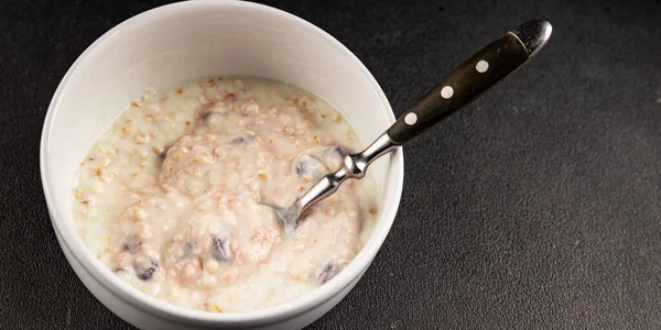 Yoğurtlu yulaf ezmesi ve kurutulmuş böğürtlen. Lezzetli çerez. Yemek arkaplanı.