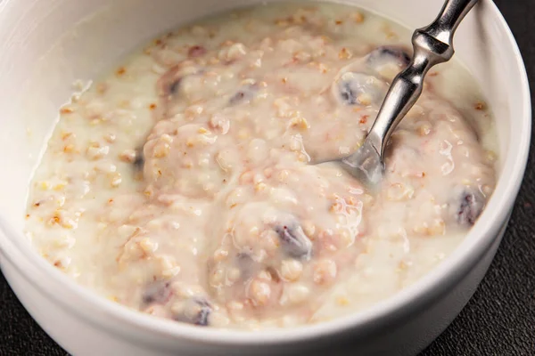Yoğurtlu yulaf ezmesi ve kurutulmuş böğürtlen. Lezzetli çerez. Yemek arkaplanı.