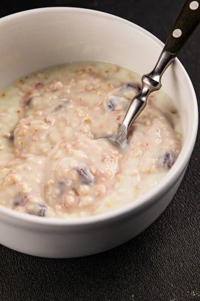 Yoğurtlu yulaf ezmesi ve kurutulmuş böğürtlen. Lezzetli çerez. Yemek arkaplanı.