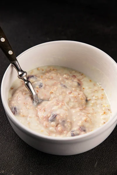 Yoğurtlu yulaf ezmesi ve kurutulmuş böğürtlen. Lezzetli çerez. Yemek arkaplanı.