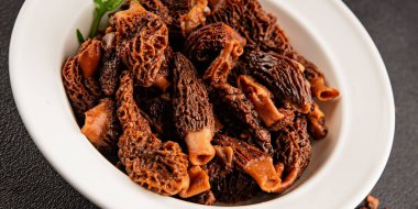 Morels mantarları doğal mantarları sağlıklı yiyecekleri aperatifleri taze lezzetli gurme yemek arka planlarını masadaki rustik yiyecekleri fotokopi alanı keto ve paleo diyeti vejetaryen ve vejetaryen yemekleri.