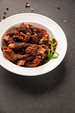 Morels mantarları doğal mantarları sağlıklı yiyecekleri aperatifleri taze lezzetli gurme yemek arka planlarını masadaki rustik yiyecekleri fotokopi alanı keto ve paleo diyeti vejetaryen ve vejetaryen yemekleri.