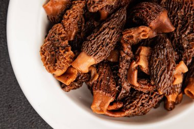 Morels mantarları doğal mantarları sağlıklı yiyecekleri aperatifleri taze lezzetli gurme yemek arka planlarını masadaki rustik yiyecekleri fotokopi alanı keto ve paleo diyeti vejetaryen ve vejetaryen yemekleri.