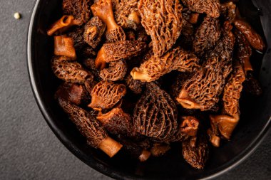 Morels mantarları doğal mantarları sağlıklı yiyecekleri aperatifleri taze lezzetli gurme yemek arka planlarını masadaki rustik yiyecekleri fotokopi alanı keto ve paleo diyeti vejetaryen ve vejetaryen yemekleri.