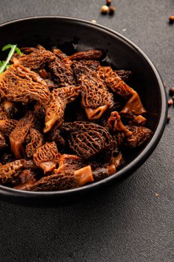 Morels mantarları doğal mantarları sağlıklı yiyecekleri aperatifleri taze lezzetli gurme yemek arka planlarını masadaki rustik yiyecekleri fotokopi alanı keto ve paleo diyeti vejetaryen ve vejetaryen yemekleri.