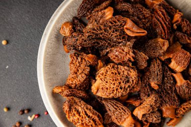 Morels mantarları doğal mantarları sağlıklı yiyecekleri aperatifleri taze lezzetli gurme yemek arka planlarını masadaki rustik yiyecekleri fotokopi alanı keto ve paleo diyeti vejetaryen ve vejetaryen yemekleri.