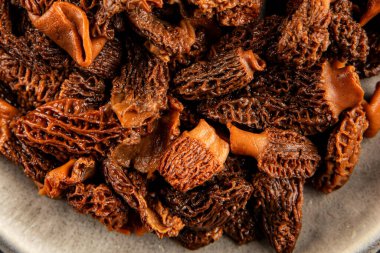 Morels mantarları doğal mantarları sağlıklı yiyecekleri aperatifleri taze lezzetli gurme yemek arka planlarını masadaki rustik yiyecekleri fotokopi alanı keto ve paleo diyeti vejetaryen ve vejetaryen yemekleri.