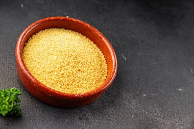 Kuskus pişirme aletleri lezzetli aperatif taze gurme yemek arka planı masadaki rustik yiyecekler fotokopi alanı keto ve paleo diyet vejetaryen ve vejetaryen gıda pazarlama konsepti fotoğraf