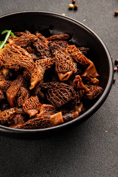 Morels mantarları doğal mantarları sağlıklı yiyecekleri aperatifleri taze lezzetli gurme yemek arka planlarını masadaki rustik yiyecekleri fotokopi alanı keto ve paleo diyeti vejetaryen ve vejetaryen yemekleri.