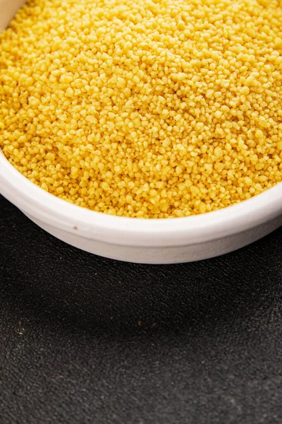 Kuskus pişirme aletleri lezzetli aperatif taze gurme yemek arka planı masadaki rustik yiyecekler fotokopi alanı keto ve paleo diyet vejetaryen ve vejetaryen gıda pazarlama konsepti fotoğraf