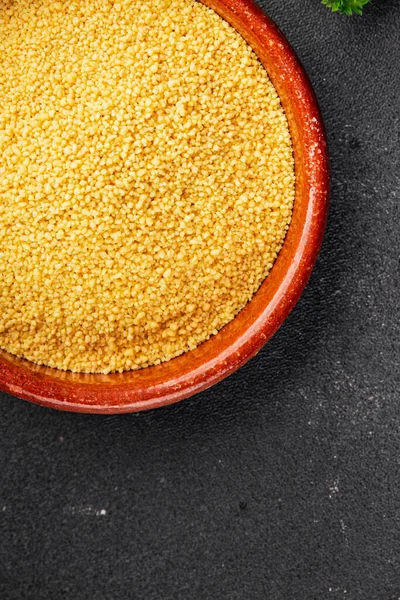 Kuskus pişirme aletleri lezzetli aperatif taze gurme yemek arka planı masadaki rustik yiyecekler fotokopi alanı keto ve paleo diyet vejetaryen ve vejetaryen gıda pazarlama konsepti fotoğraf