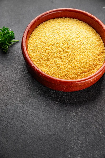 Kuskus pişirme aletleri lezzetli aperatif taze gurme yemek arka planı masadaki rustik yiyecekler fotokopi alanı keto ve paleo diyet vejetaryen ve vejetaryen gıda pazarlama konsepti fotoğraf