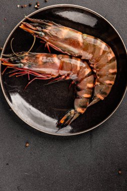 Kaplan karidesleri çiğ kral gamba karidesleri deniz ürünleri doğal gıda aperatifler taze lezzetli gurmeler masa üzerinde rustik yemekler üst görünüm uzay yiyecekleri pezetarya diyeti kopyaları