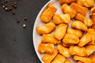 Kraker tuzlu kurabiye aperatifler doğal sağlıklı yemek aperatifler taze leziz gurmeler masadaki rustik yemekler üst görünüm uzay yiyecek arka planı.