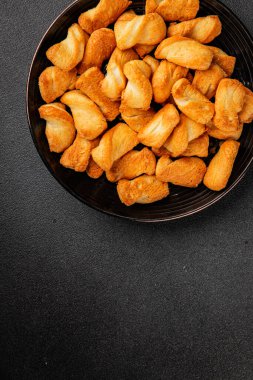 Kraker tuzlu kurabiye aperatifler doğal sağlıklı yemek aperatifler taze leziz gurmeler masadaki rustik yemekler üst görünüm uzay yiyecek arka planı.