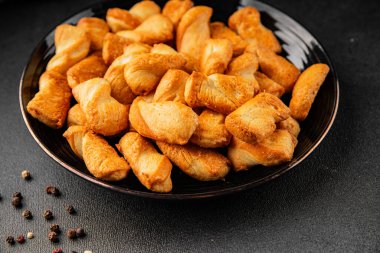 Kraker tuzlu kurabiye aperatifler doğal sağlıklı yemek aperatifler taze leziz gurmeler masadaki rustik yemekler üst görünüm uzay yiyecek arka planı.