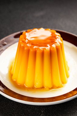 Flan tatlısı karamel pudingi tatlı tatlı tatlı krema lezzetli aperatif lezzetli gurme yemek arkaplanı masa kırsal yiyeceklerin üst görüntüsü fotokopi alanı.