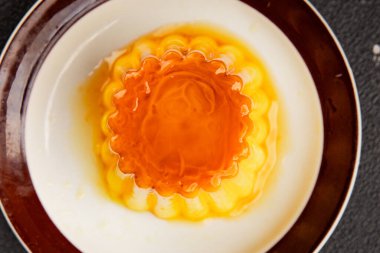 Flan tatlısı karamel pudingi tatlı tatlı tatlı krema lezzetli aperatif lezzetli gurme yemek arkaplanı masa kırsal yiyeceklerin üst görüntüsü fotokopi alanı.