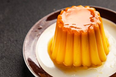 Flan tatlısı karamel pudingi tatlı tatlı tatlı krema lezzetli aperatif lezzetli gurme yemek arkaplanı masa kırsal yiyeceklerin üst görüntüsü fotokopi alanı.